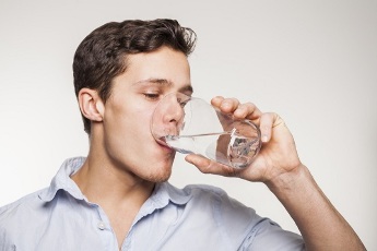 the instruction to drink a full glass of water capsules